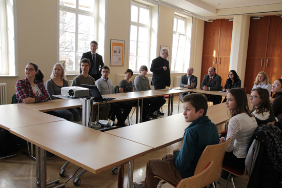 Herr Wenzel präsentierte den Gästen das deutsch-tschechische binationale Bildungsprojekt am FSG