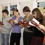 Die tschechischen Schüler (von links: Dan, Tomas, Nicole, Brona, Kristyna, Zuzanna) lesen ein selbstgeschriebenes Märchen für die Zuhörer vor.