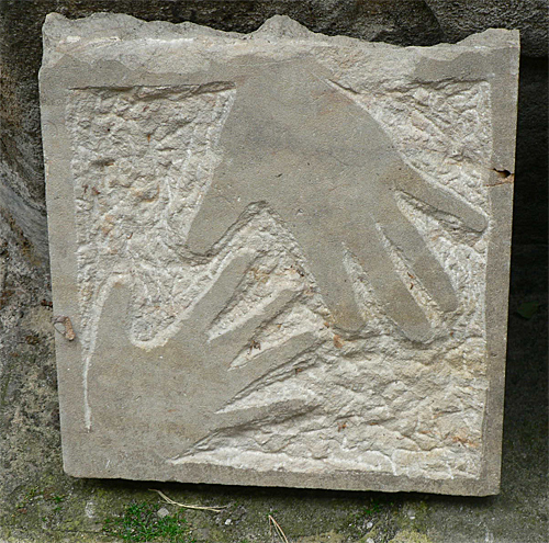 Sandsteinrelief Hände