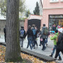 Přes školní prostranství a klášterní ulicí směr náměstí Kamence