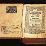 Die erste vollständige Bibelübersetzung von Martin Luther 1534, Druck Hans Lufft in Wittenberg, Titelholzschnitt von Meister MS. Quelle: www.wikipedia.de (© gemeinfrei)
