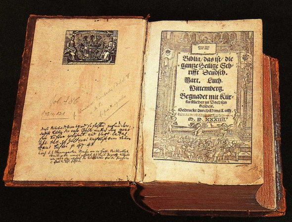 Die erste vollständige Bibelübersetzung von Martin Luther 1534, Druck Hans Lufft in Wittenberg, Titelholzschnitt von Meister MS. Quelle: www.wikipedia.de (© gemeinfrei)