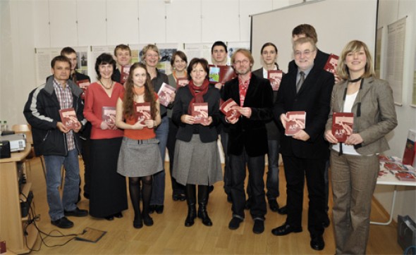 Reihe vorn von links nach rechts: Herr Golinski (Tonstudio), Frau Pazderova (FSG Pirna), Zuzanna, Frau Siebert (Flughafen DD), Herr Magdon (FSG Pirna), Herr Wenzel (FSG Pirna), Frau Henke (Grafikerin) Reihe hinten von links nach rechts: Lukas, Dirk, Frau 